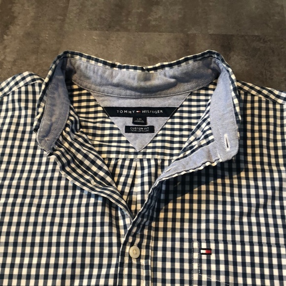 Beautiful Hilfiger custom fit dress shirt - Picture 3 of 4